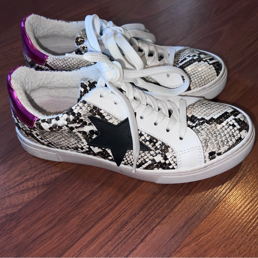 Steve Madden | Star Patch Low Top Sneakers | Women’s Size 6 | Snake Print